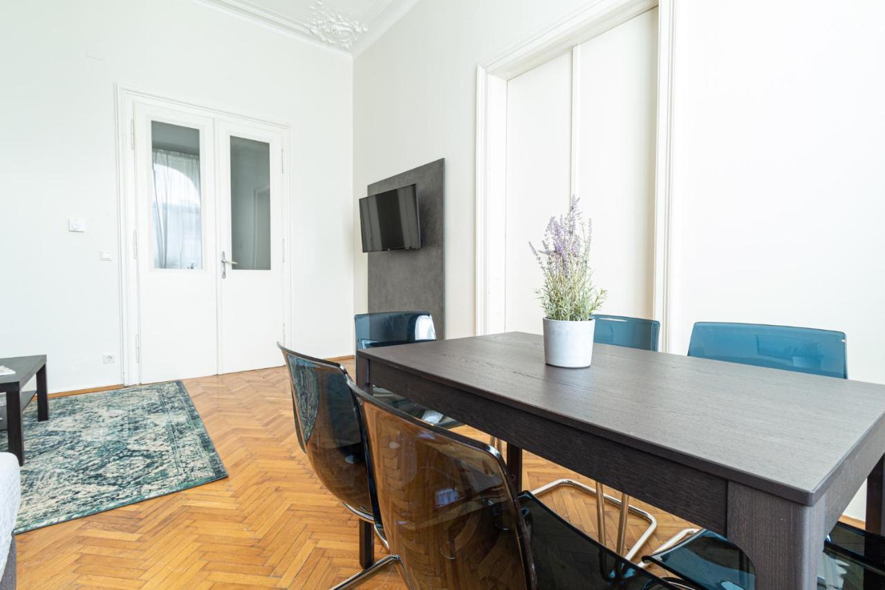 Mariahilfer Strasse * Wien